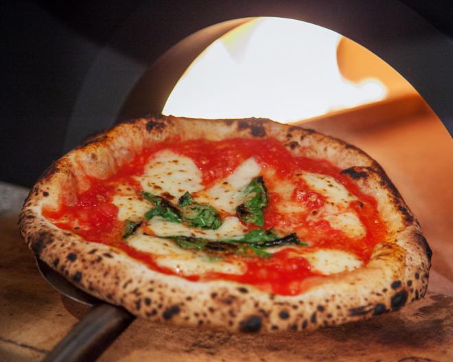 ナポリ神戸元町2周年記念！LINE@登録者限定でピッツァ1枚無料！ビール&ワインも100円