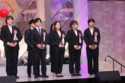 レスリング部の青柳善の輔選手、石井亜海選手が、 「第59回テレビ朝日ビッグスポーツ賞 特別賞」を受賞