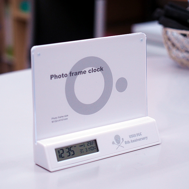 ノベルティグッズ制作事例のご紹介 「8周年の記念品、ゴルフ練習場がフォトフレームを名入れ制作」