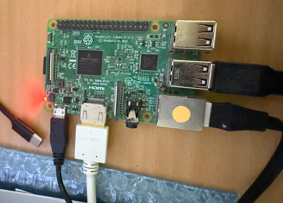10年前のRaspberry Pi 3で生成AI　 ANGEWORKが低スペック向けAI技術を実証