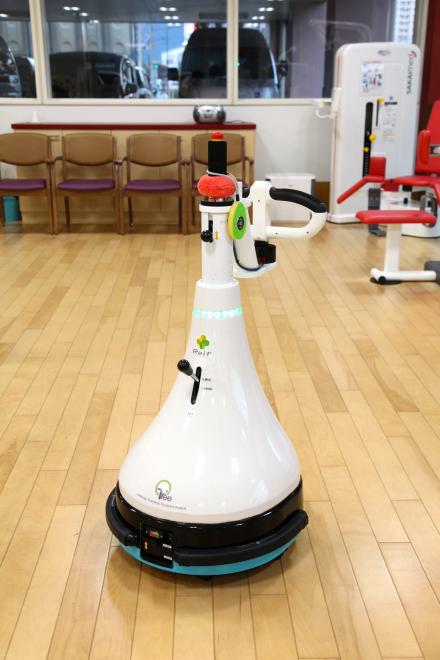 北九州市内の介護施設で、歩行練習に特化した自立支援型介護ロボットの実証を開始