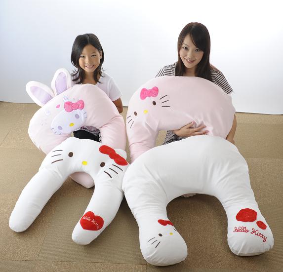 ファーストクラスの贅沢な寝心地。キティちゃんに抱かれる枕。アーチピローHELLO KITTY 発売