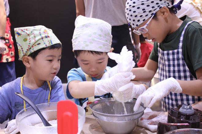 キッチンタウン・東京にて「うまみの体験教室」開催！ 親子で豆腐作りに挑戦しました。