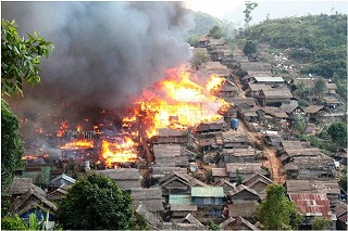 タイ国境、ウンピアム難民キャンプで大規模火災が発生