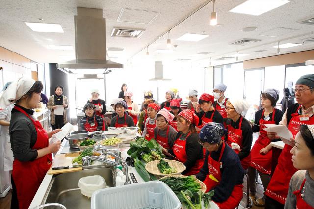寄付講座「キッチンから笑顔をつくる料理アカデミー」武庫川女子大学にて開催