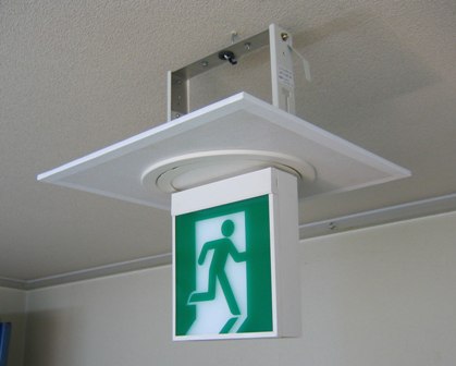避難口誘導灯工事を容易にする／誘導灯用シーリングホールの新製品