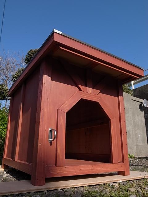 ワインレッドの犬小屋