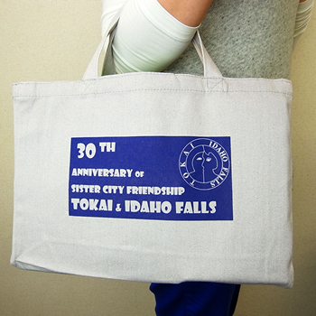 ノベルティグッズ名入れ制作事例のご紹介 「姉妹都市盟約締結30周年、記念式典の記念バッグ」